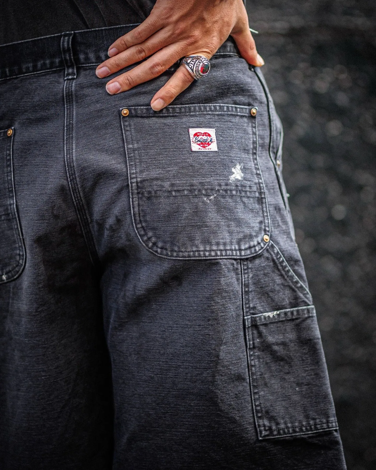 SAINT Mxxxxxx DOUBLE KNEE SHORTS/BLK Knee patches splashed with ink, washed and damaged denim shorts. Washed black S-XL. Custom woven and dyed denim denim with clear texture. Rewashed and faded to create local mottled fading/hole effects. Artificial distressing to simulate natural traces of wear. Original consistent damage treatment. Hand splashed ink and paint. Original consistent wash mark/pocket mark. Double knee patch. Rivet reinforcement. Improve functionality and enhance design.